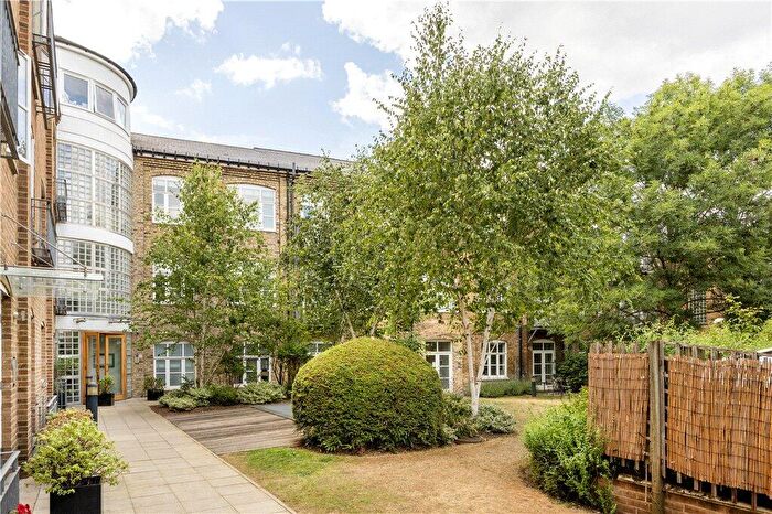 2 Bedroom Flat For Sale In Battersea High Road, London, SW11