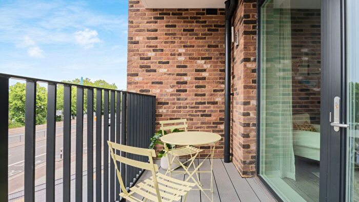 2 Bedroom Flat For Sale In Plumstead Road, London, SE18