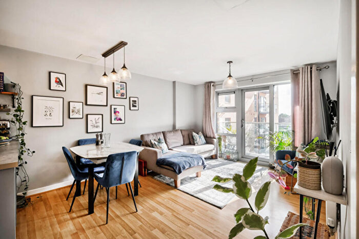 2 Bedroom Apartment For Sale In Jubilee Court, Queen Mary Avenue, South Woodford, E18