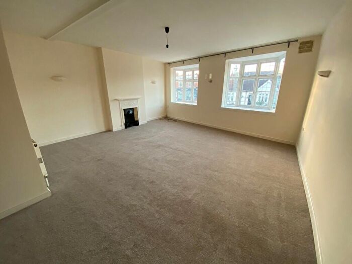 2 Bedroom Flat To Rent In London Road, Leigh-On-Sea, Essex, SS9