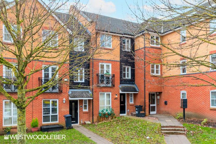 4 Bedroom Terraced House To Rent In Plomer Avenue, Hoddesdon, EN11