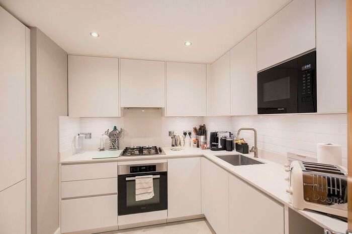 2 Bedroom Flat For Sale In Charter Quay, Kingston Upon Thames, KT1
