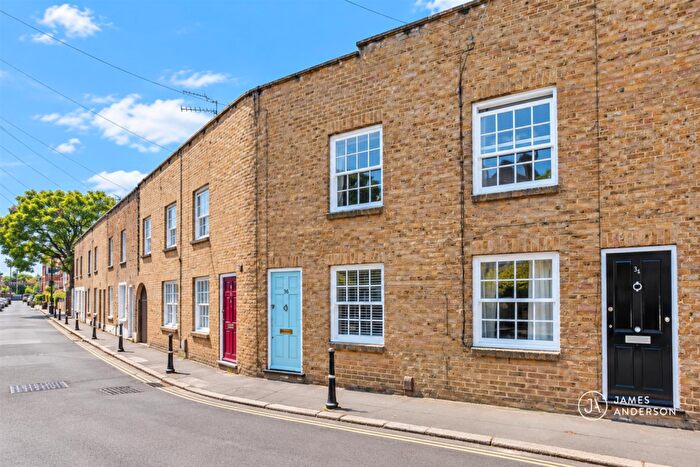 2 Bedroom House For Sale In Queens Road, East Sheen, SW14