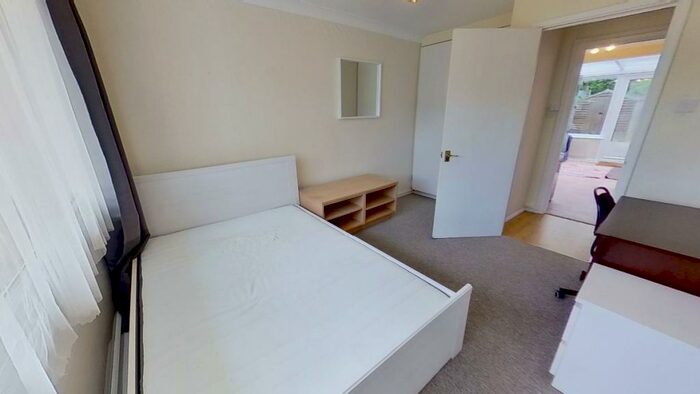 4 Bedroom Semi-Detached House To Rent In Guildford Park Avenue, Guildford, Surrey, GU2