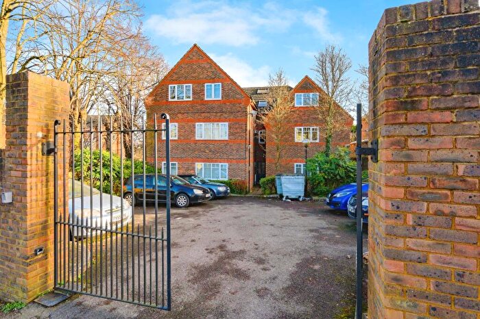 2 Bedroom Flat For Sale In Farley Hill, Luton, Bedfordshire, LU1