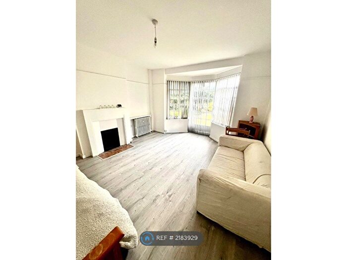 2 Bedroom Flat To Rent In Wavertree Court, London, SW2