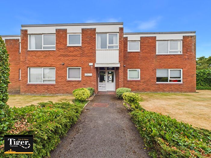 2 Bedroom Flat For Sale In Waddington Road, Lytham St. Annes, FY8