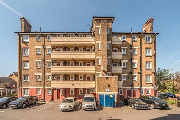 3 Bedroom Flat To Rent In Wyndham Road, Camberwell, SE5