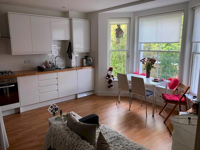 1 Bedroom Flat To Rent In The Broadway, Haywards Heath, RH16