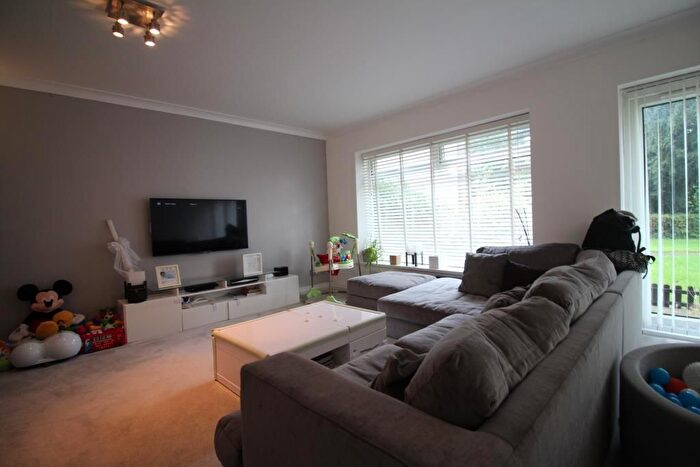 2 Bedroom Flat To Rent In Dunraven Drive, Enfield, EN2