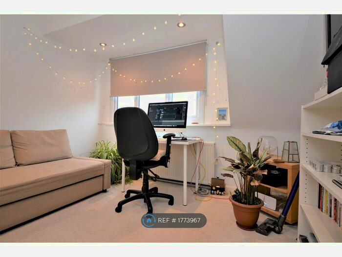 2 Bedroom Flat To Rent In Granville Place, London, N12