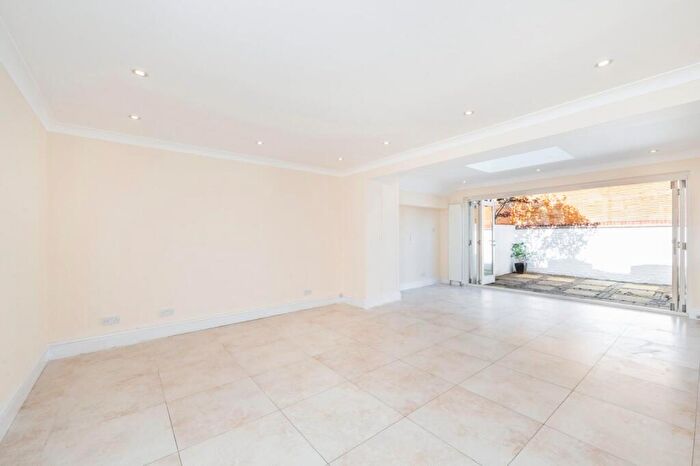 4 Bedroom Mews To Rent In Fielding Mews, Barnes, SW13