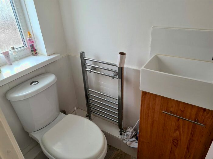 3 Bedroom Flat To Rent In Stonecot Hill, Sutton, SM3