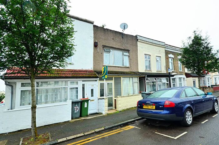 3 Bedroom Terraced House For Sale In Heyworth Road, Stratford, London, E15