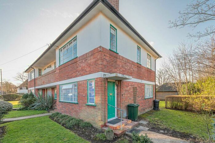 2 Bedroom Flat To Rent In Denison Close, Hampstead Garden Suburb, London, N2