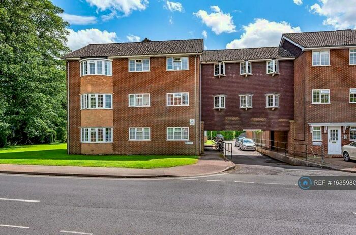 1 Bedroom Flat To Rent In Rushams Road, Horsham, RH12