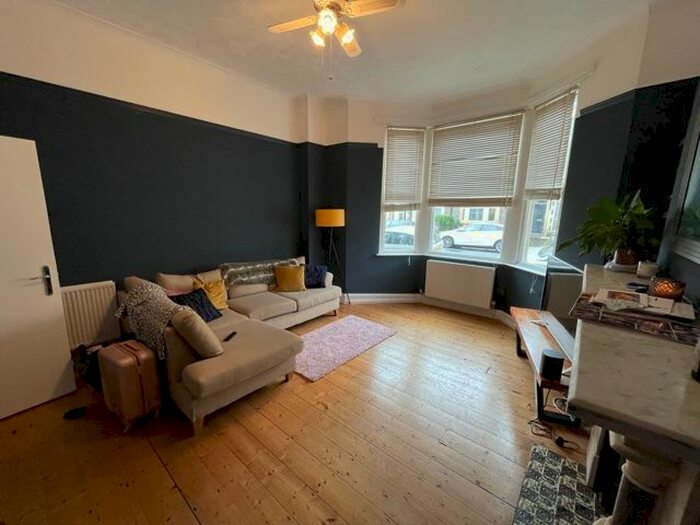 2 Bedroom Flat To Rent In Claude Road, Cardiff, CF24