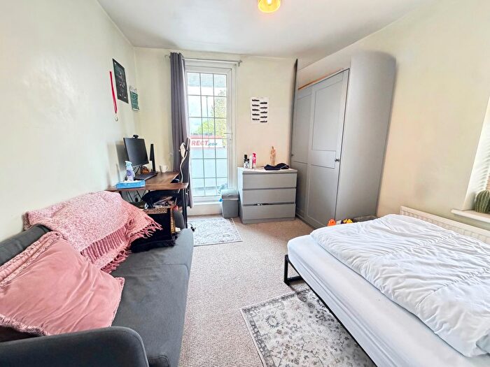 3 Bedroom Flat To Rent In Buckmaster House, Holloway Road, London, N7