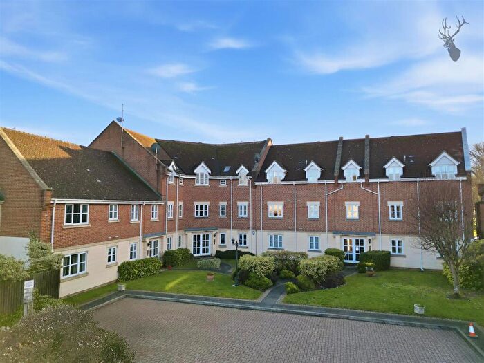 2 Bedroom Flat To Rent In Forest Drive, Theydon Bois, Epping, CM16