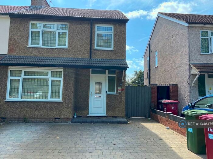 3 Bedroom Semi-Detached House To Rent In Burnham Lane, Slough, SL1