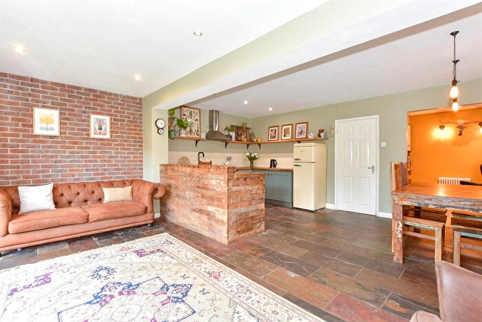 2 Bedroom Chalet For Sale In Havant Road, Horndean, Waterlooville, Hampshire, PO8