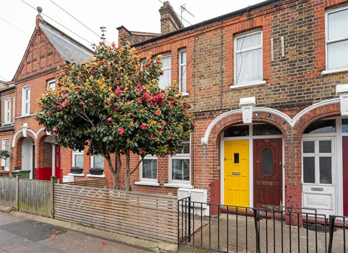 2 Bedroom Flat For Sale In Coppermill Lane, Walthamstow, E17