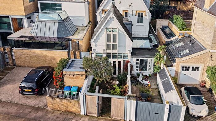 2 Bedroom Link Detached House For Sale In Kings Road, Richmond, TW10