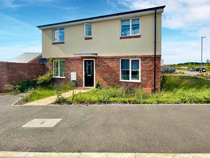 3 Bedroom Semi-Detached House To Rent In Lynchets Road, Luton, Bedfordshire, LU2