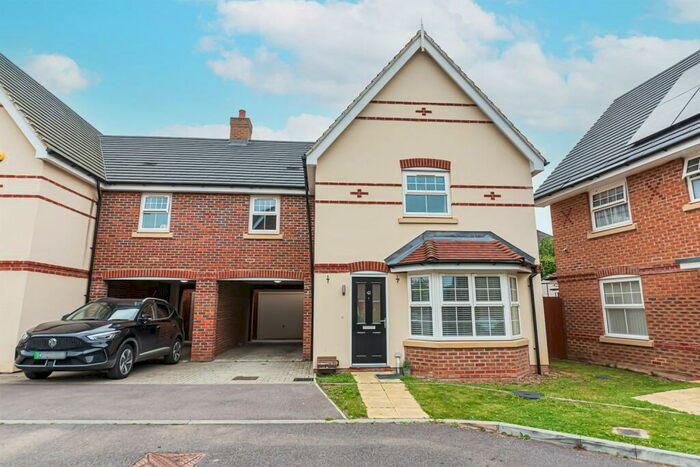 4 Bedroom Link Detached House To Rent In Firethorn, Shinfield, Reading, RG2