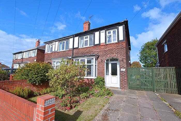 3 Bedroom Semi-Detached House For Sale In Chelmsford Avenue, Grimsby, DN34