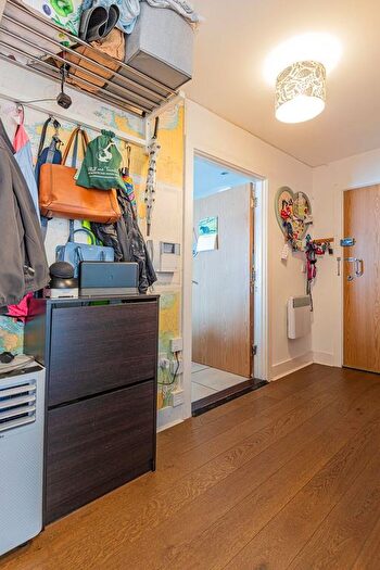 2 Bedroom Flat For Sale In Ferry Court, Cardiff, CF11