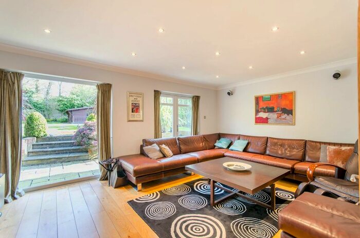 6 Bedroom Flat To Rent In South View Road, Pinner HA5