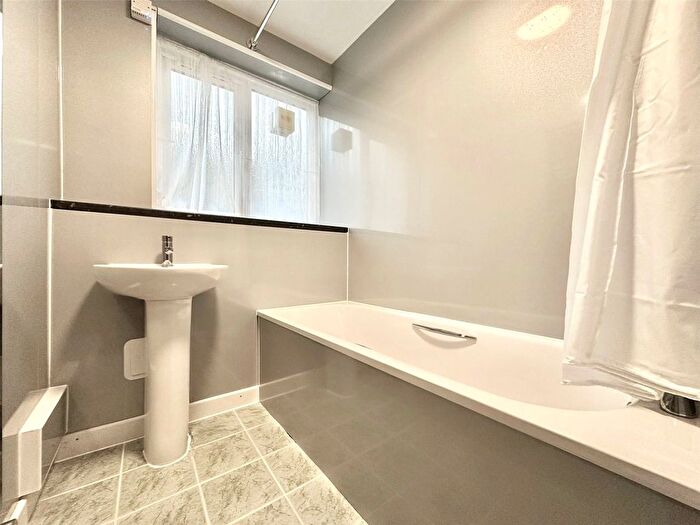 2 Bedroom Flat To Rent In Hayward Gardens, London, SW15
