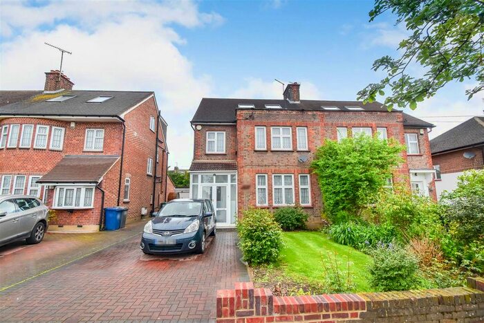 4 Bedroom Semi-Detached House To Rent In Cissbury Ring South, Woodside Park, N12