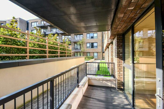 1 Bedroom Flat To Rent In Gullivers Walk, Surrey Quays, London, SE8