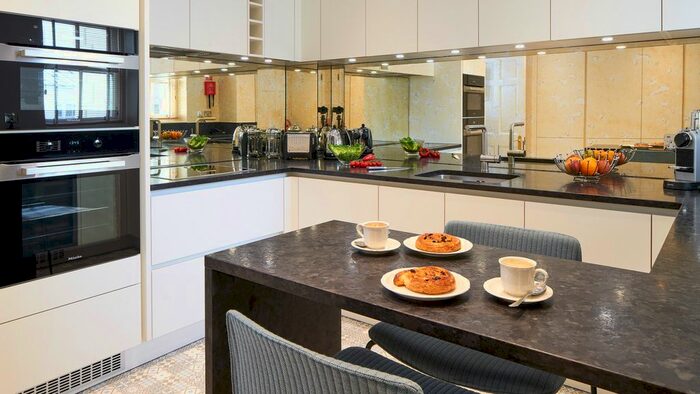 3 Bedroom Flat To Rent In Hyde Park Gate, Kensington, London, SW7