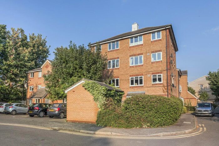 1 Bedroom Flat To Rent In Greenacre Gardens, Walthamstow, London, E17
