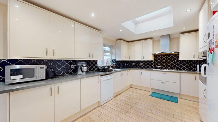 4 Bedroom Barn Conversion To Rent In Woodlands Avenue, Ruislip, HA4