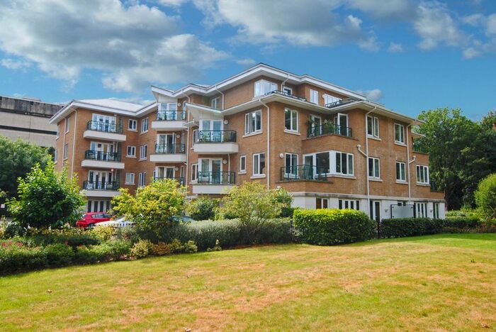 2 Bedroom Flat To Rent In Strand Drive, Richmond, TW9