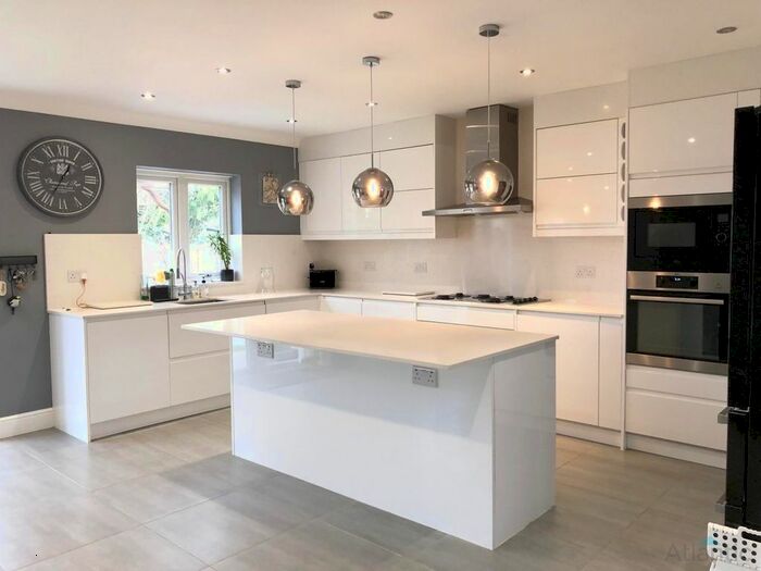 4 Bedroom Semi-Detached House To Rent In Pear Tree Walk, West Cheshunt, EN7