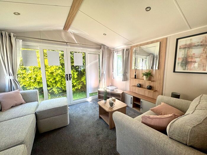 3 Bedroom Mobile/park Home For Sale In Ivyhouse Lane, Hastings, TN35