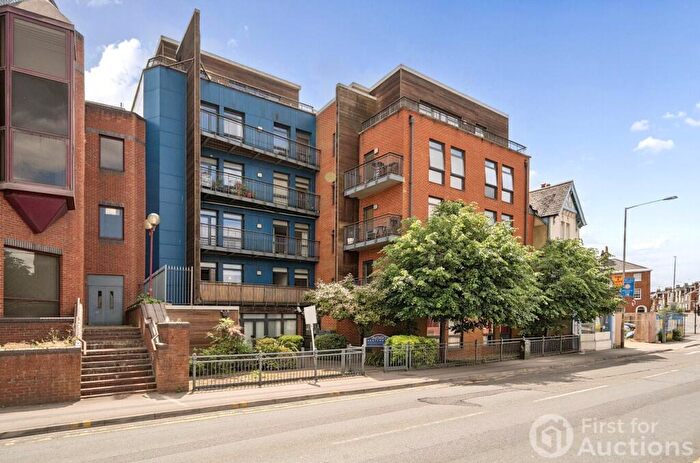 2 Bedroom Apartment For Sale In Crown Street, Reading, Berkshire, RG1