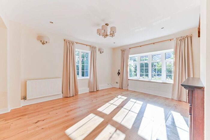 4 Bedroom Semi Detached House To Rent In Cambridge Avenue, New Malden, KT3