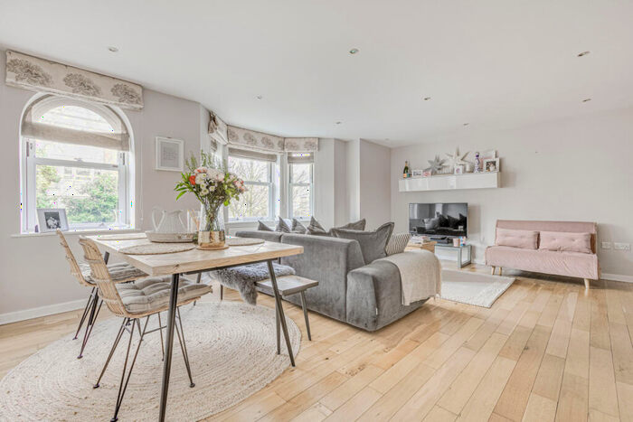 2 Bedroom Flat To Rent In Wendle Square, Battersea, SW11