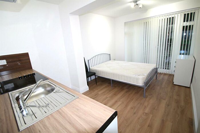 Flat To Rent In Boycroft Avenue, London, NW9