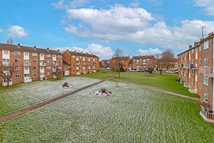 2 Bedroom Maisonette For Sale In The Ridgeway, St Albans, AL4