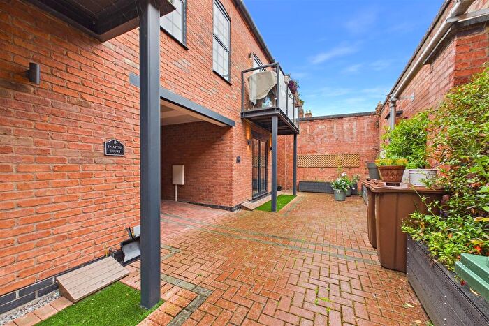 3 Bedroom End Of Terrace House For Sale In Middle Gate, Newark, NG24