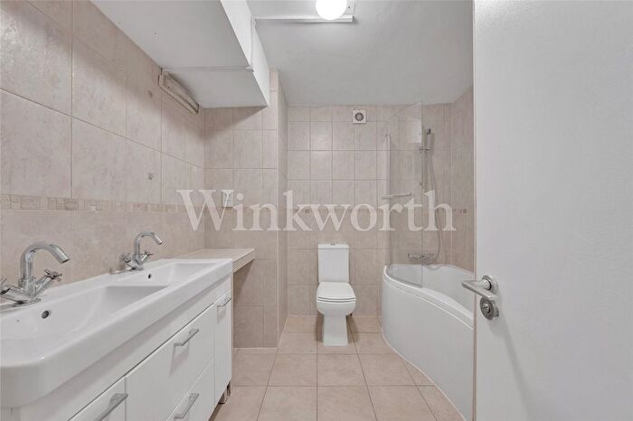 3 Bedroom Flat To Rent In Ravenscroft Avenue, London, NW11