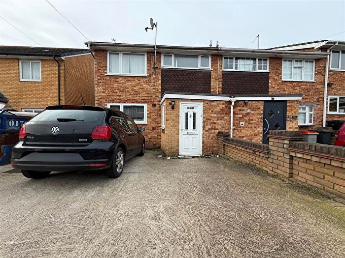 1 Bedroom Flat To Rent In Navarre Gardens, Romford, RM5