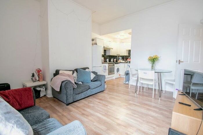 3 Bedroom Flat To Rent In Helmsley Road, Sandyford, Newcastle Upon Tyne, NE2